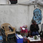 Una richiedente asilo prega in attesa della decisione del'Autorità per l'immigrazione israeliana