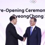 Il presidente coreano Moon Jae-in stringe la mano a Kim Yong-nam durante un ricevimento per i delegati stranieri ai Giochi olimpici invernali di PyeongChang