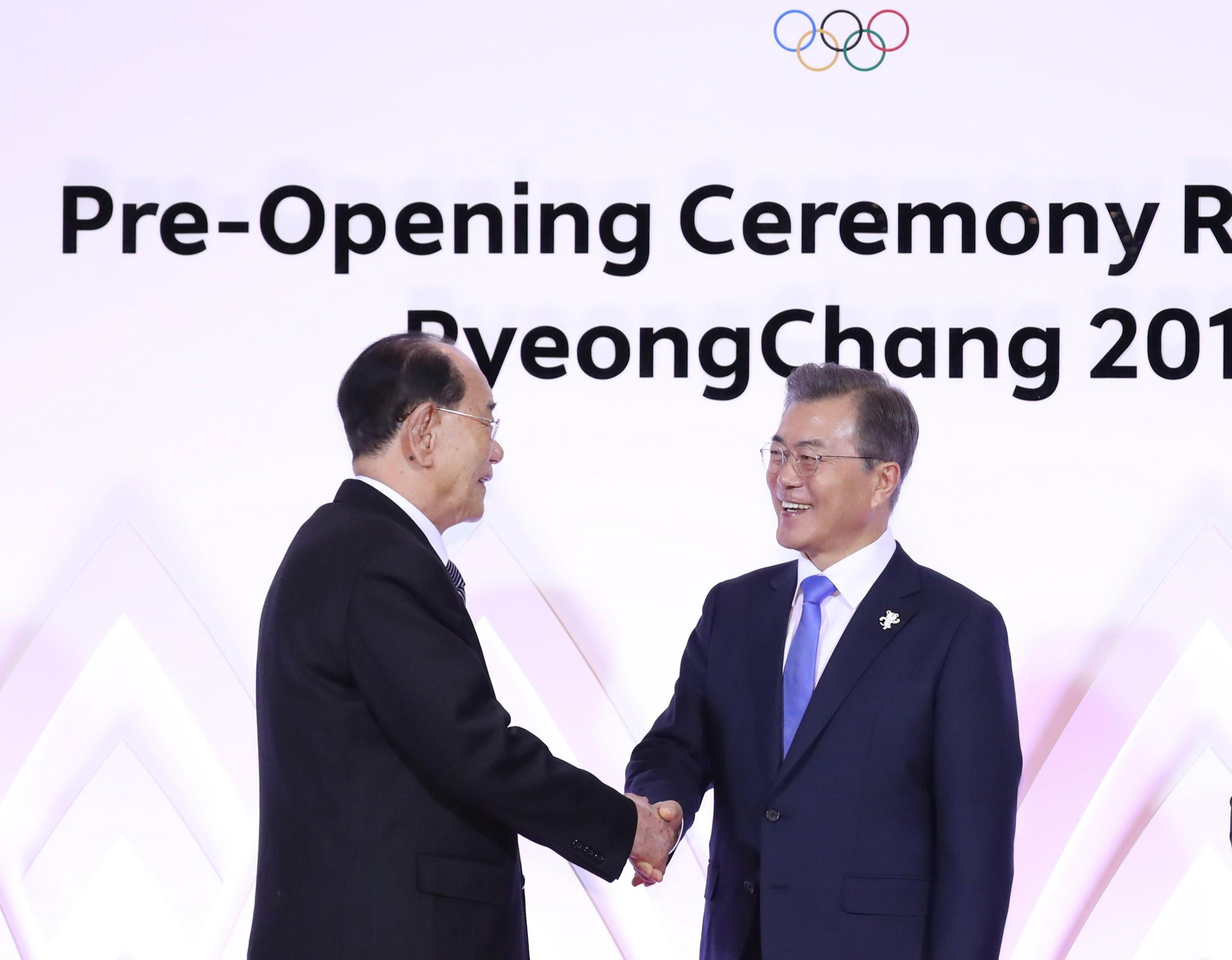 Il presidente coreano Moon Jae-in stringe la mano a Kim Yong-nam durante un ricevimento per i delegati stranieri ai Giochi olimpici invernali di PyeongChang