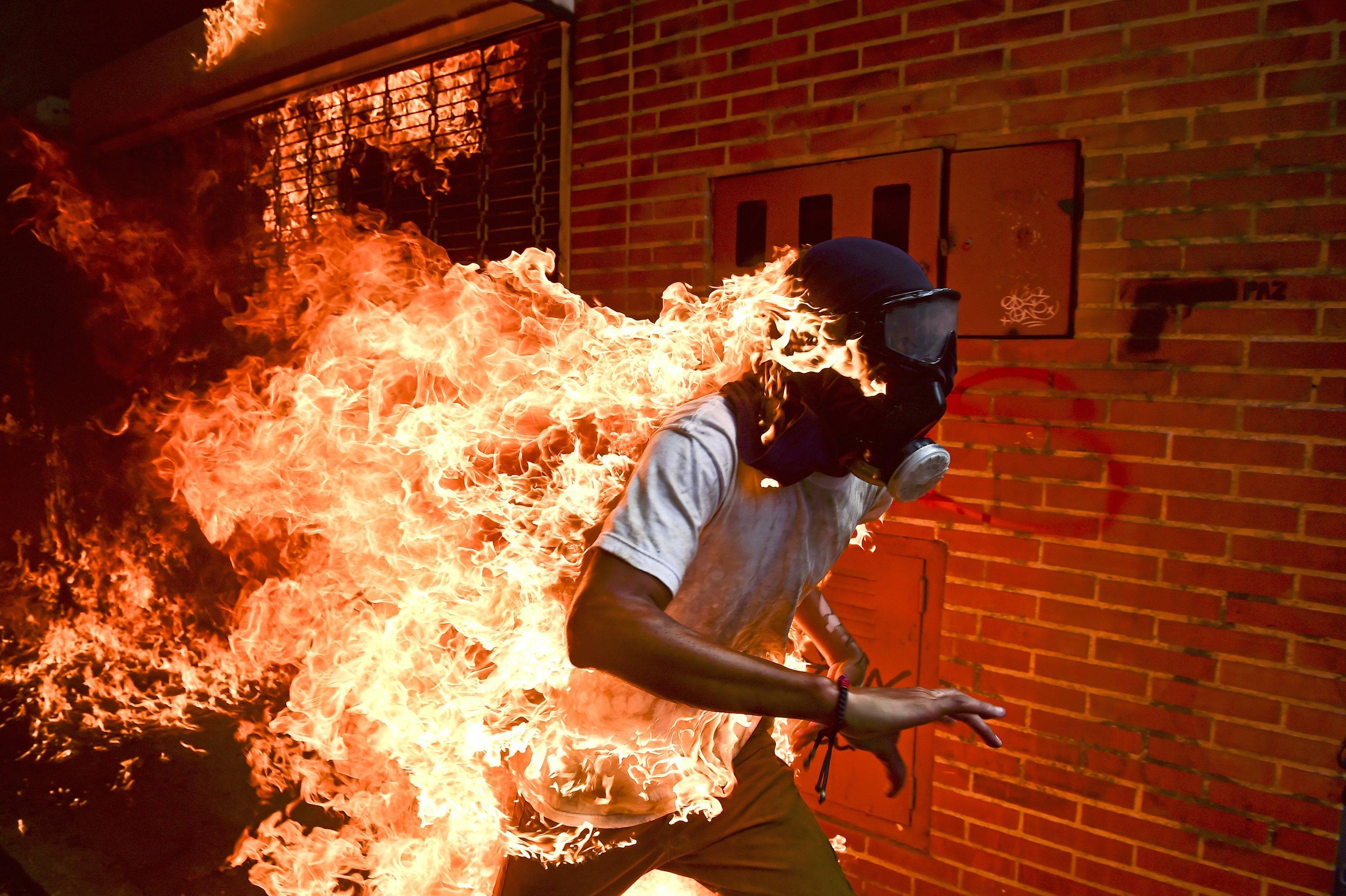Il giovane José Víctor Salazar Balza durante gli scontri con la polizia antisommossa in una protesta contro il presidente Maduro, in Venezuela. Ronaldo Schemidt per l'AFP (3 marzo 2017)