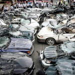 Fra le varie carcasse si riconoscono BMW, Jaguar, Mercedes ed una Corvette