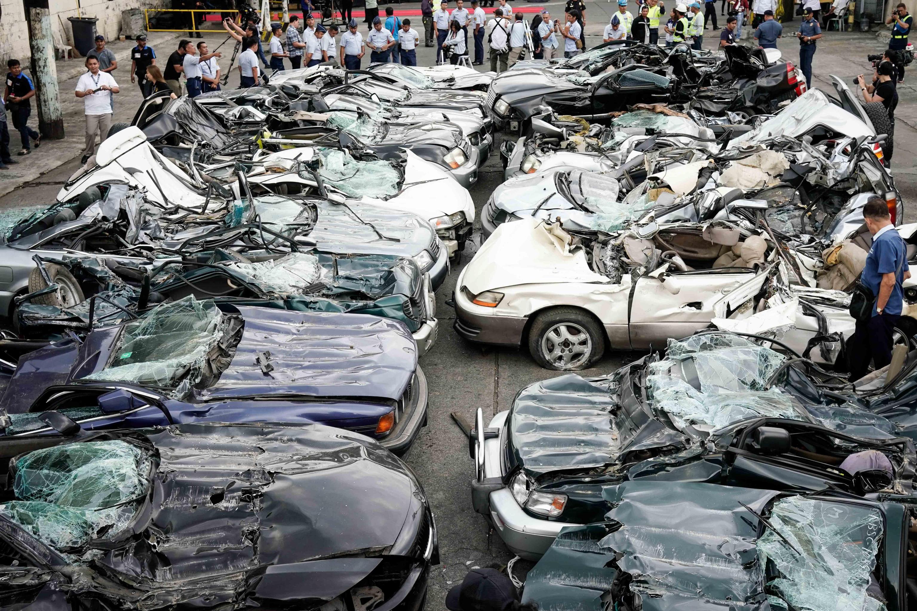 Fra le varie carcasse si riconoscono BMW, Jaguar, Mercedes ed una Corvette