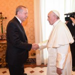 Stretta di mano all’arrivo di Erdogan in Vaticano