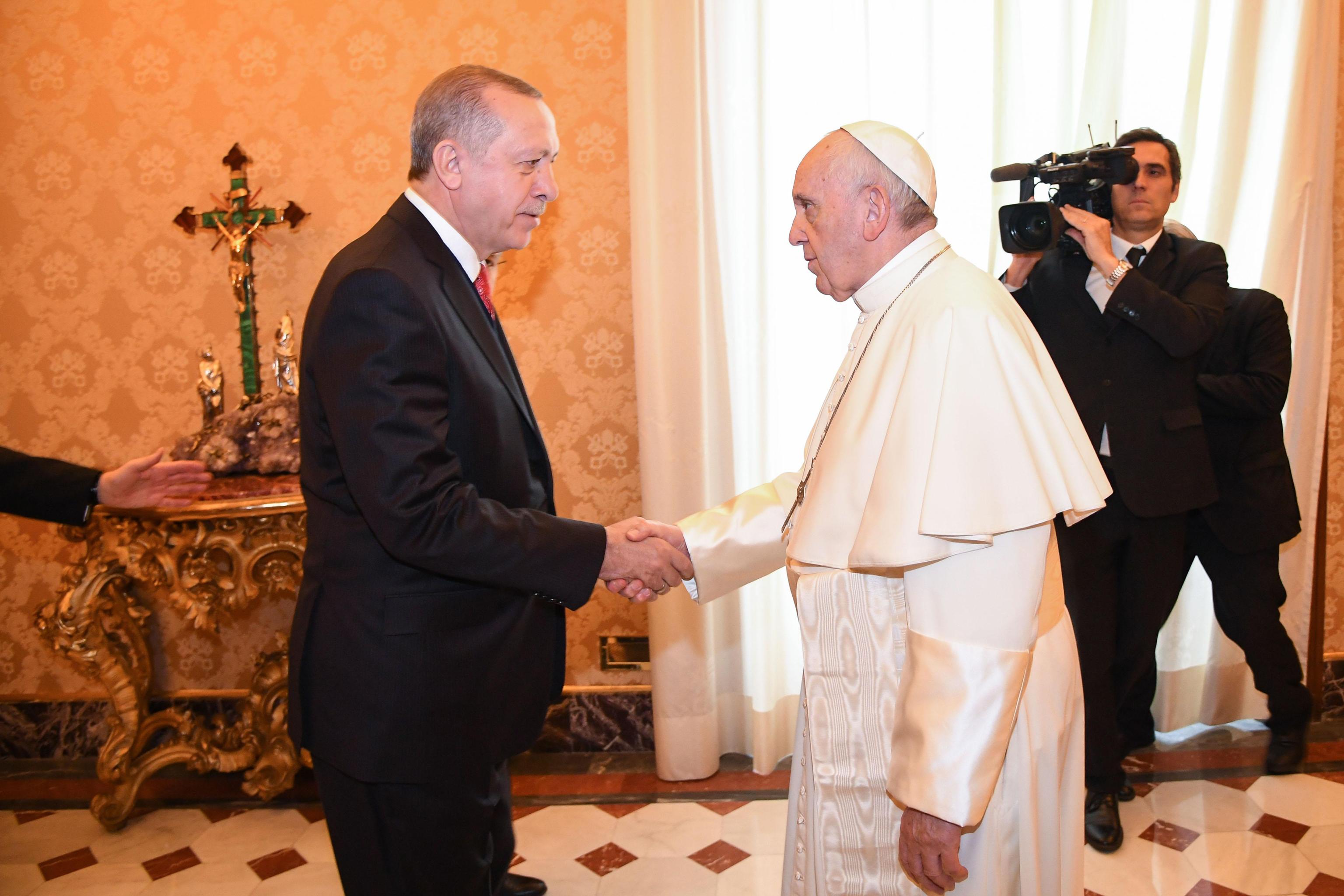 Stretta di mano all’arrivo di Erdogan in Vaticano
