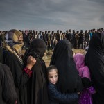 Abitanti di Mosul fanno la fila per avere del cibo mentre sono in corso gli scontri per liberare la città dai miliziani del gruppo Stato islamico. Ivor Prickett per il New York Times (15 marzo 2017)