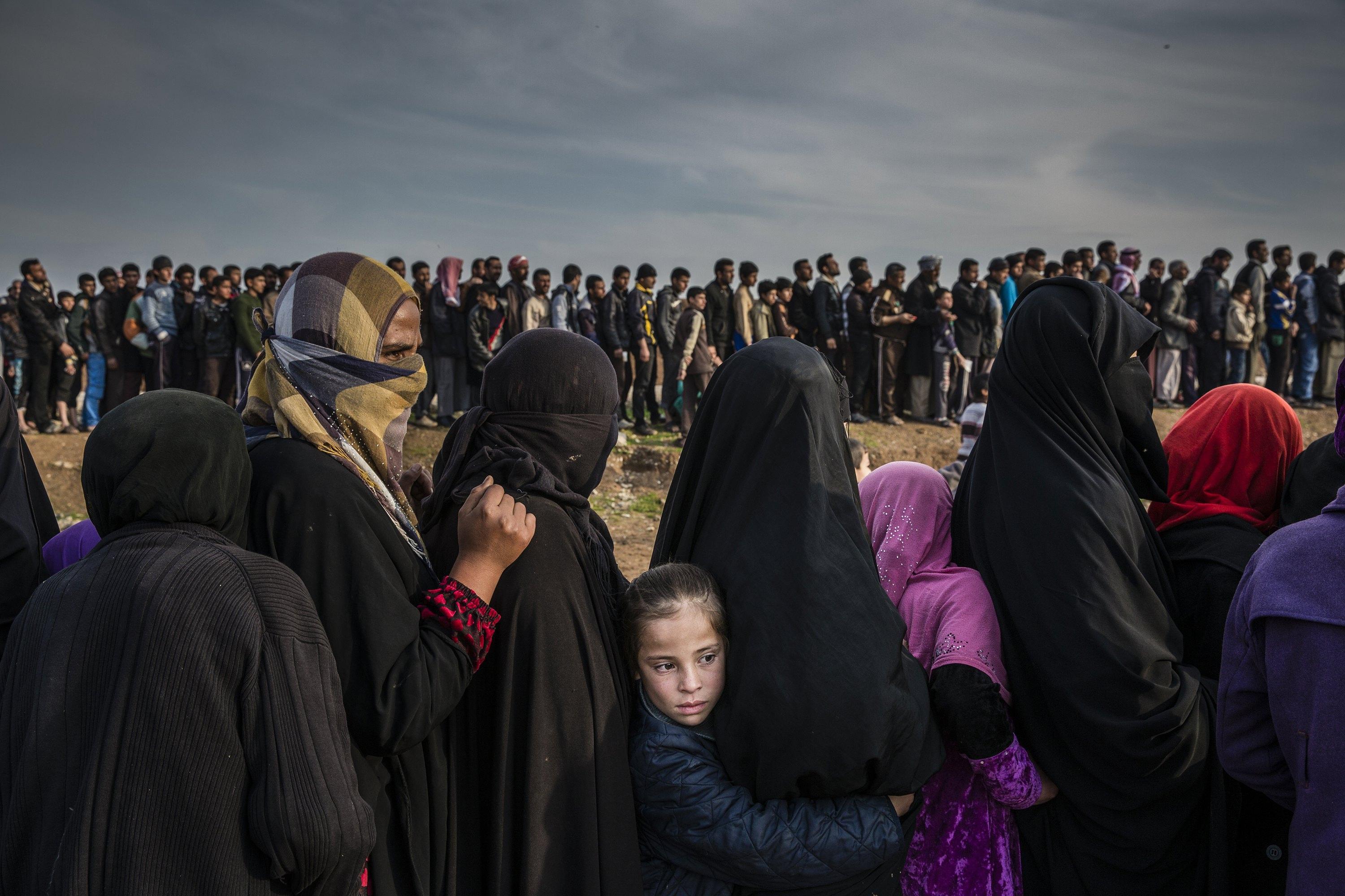 Abitanti di Mosul fanno la fila per avere del cibo mentre sono in corso gli scontri per liberare la città dai miliziani del gruppo Stato islamico. Ivor Prickett per il New York Times (15 marzo 2017)