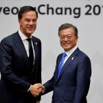 Il presidente della Corea del Sud Moon Jae-in stringe la mano al primo ministro olandese Mark Rutte durante il loro incontro a Pyeongchang