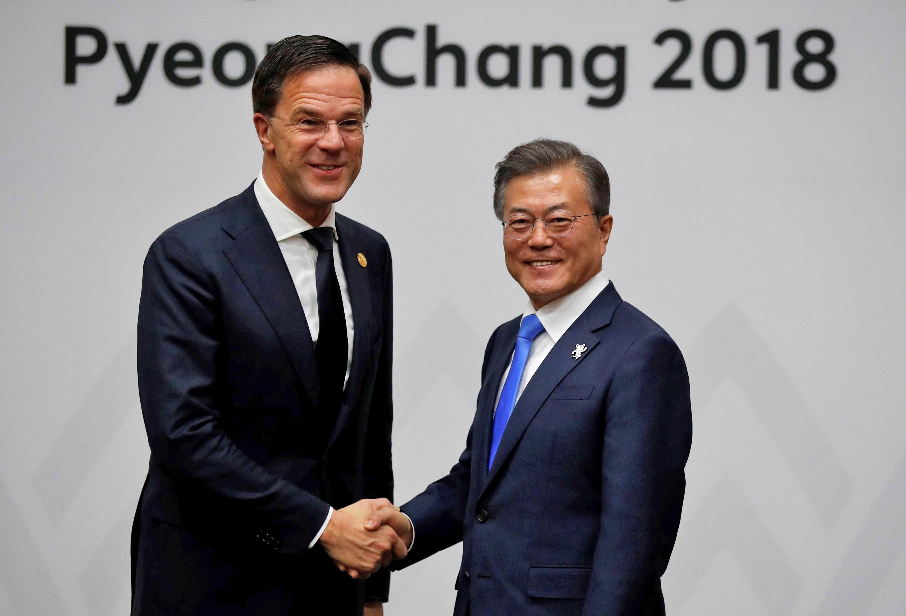 Il presidente della Corea del Sud Moon Jae-in stringe la mano al primo ministro olandese Mark Rutte durante il loro incontro a Pyeongchang