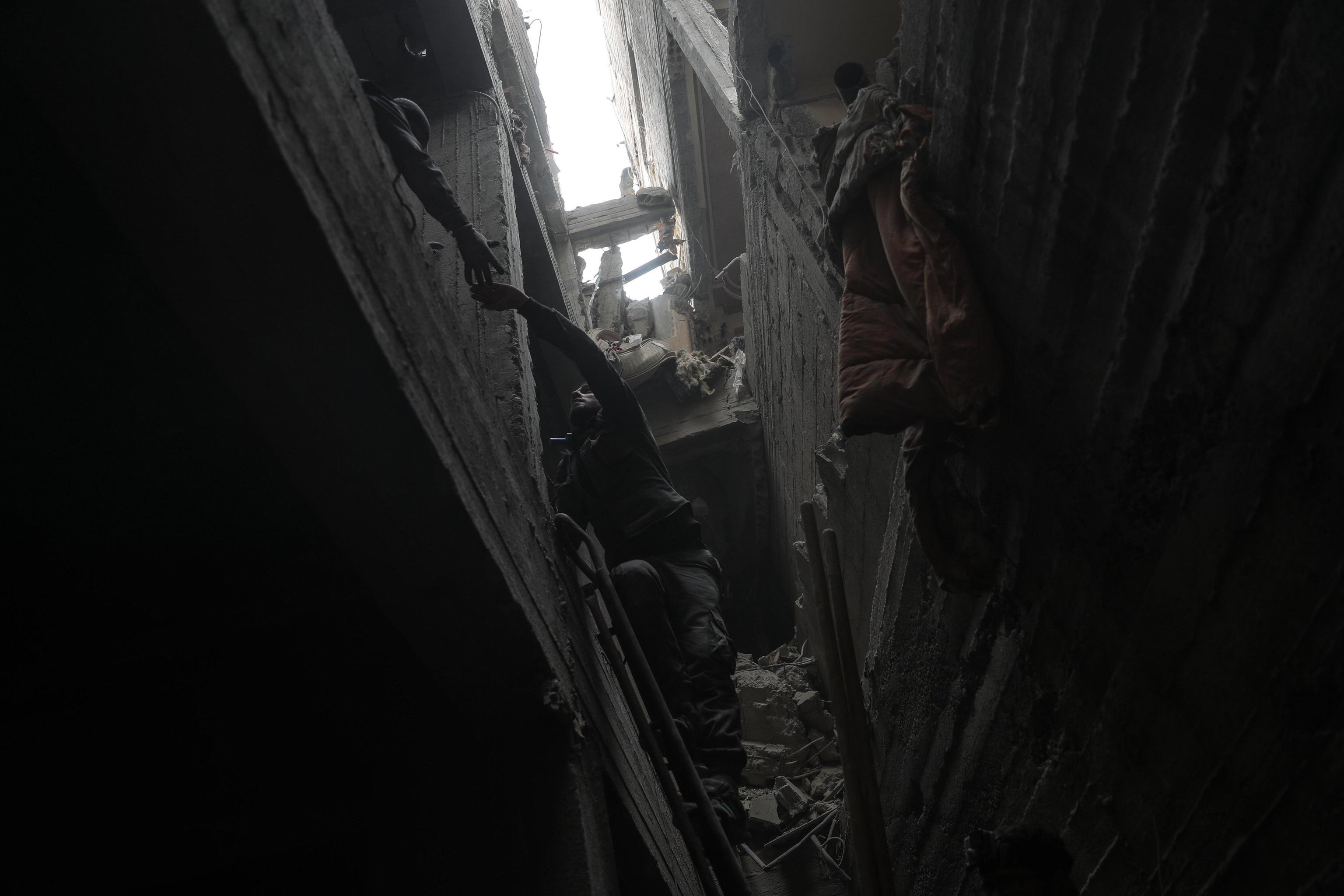 I soccorritori si sono calati diversi metri sottoterra I soccorritori si sono calati diversi metri sottoterra