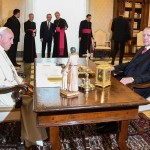 Il papa e il leader turco si concedono ai fotografi prima dell’incontro privato