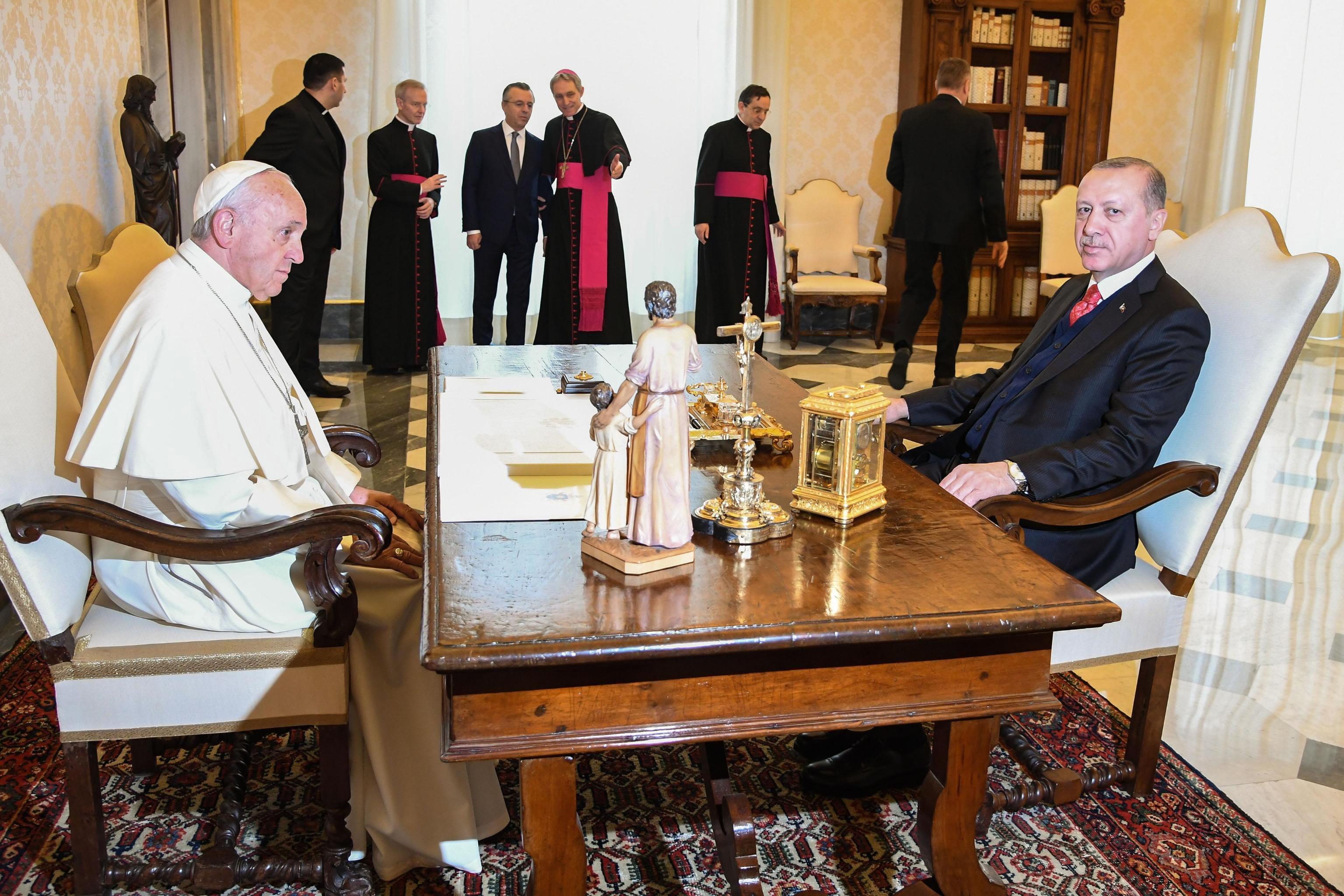 Il papa e il leader turco si concedono ai fotografi prima dell’incontro privato