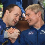 L'astronauta russo della Roscosmos, Alexander Misurkin, stringe la mano al cosmonauta della Nasa, Mark Vande Hei, durante la conferenza stampa L'astronauta russo della Roscosmos, Alexander Misurkin, stringe la mano al cosmonauta della Nasa, Mark Vande Hei, durante la conferenza stampa