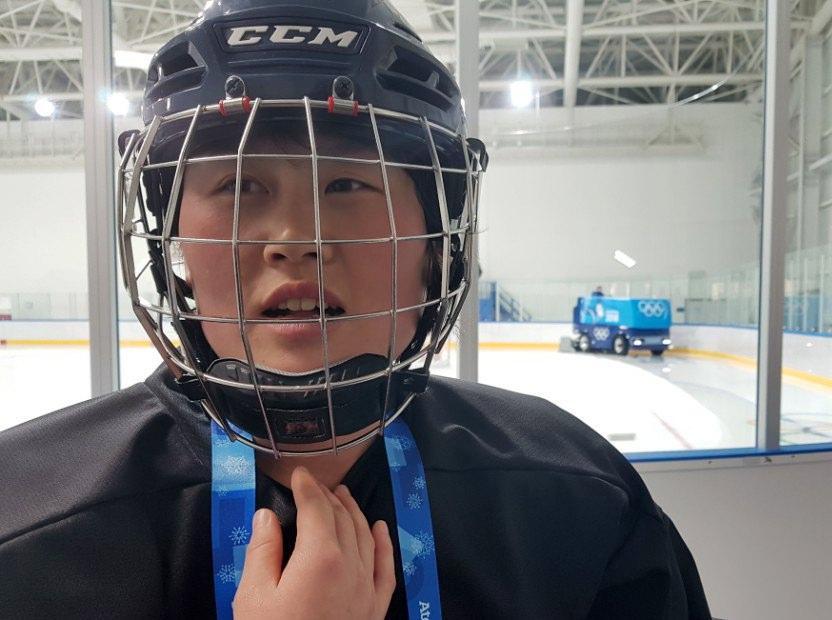 Un membro della squadra di hockey su ghiaccio femminile inter-coreano unificata, parla della sua scelta di essere il portabandiera della Corea del Nord