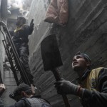 Tra le persone impegnate anche i volontari dell'associazione umanitaria White Helmets Tra le persone impegnate anche i volontari dell'associazione umanitaria White Helmets