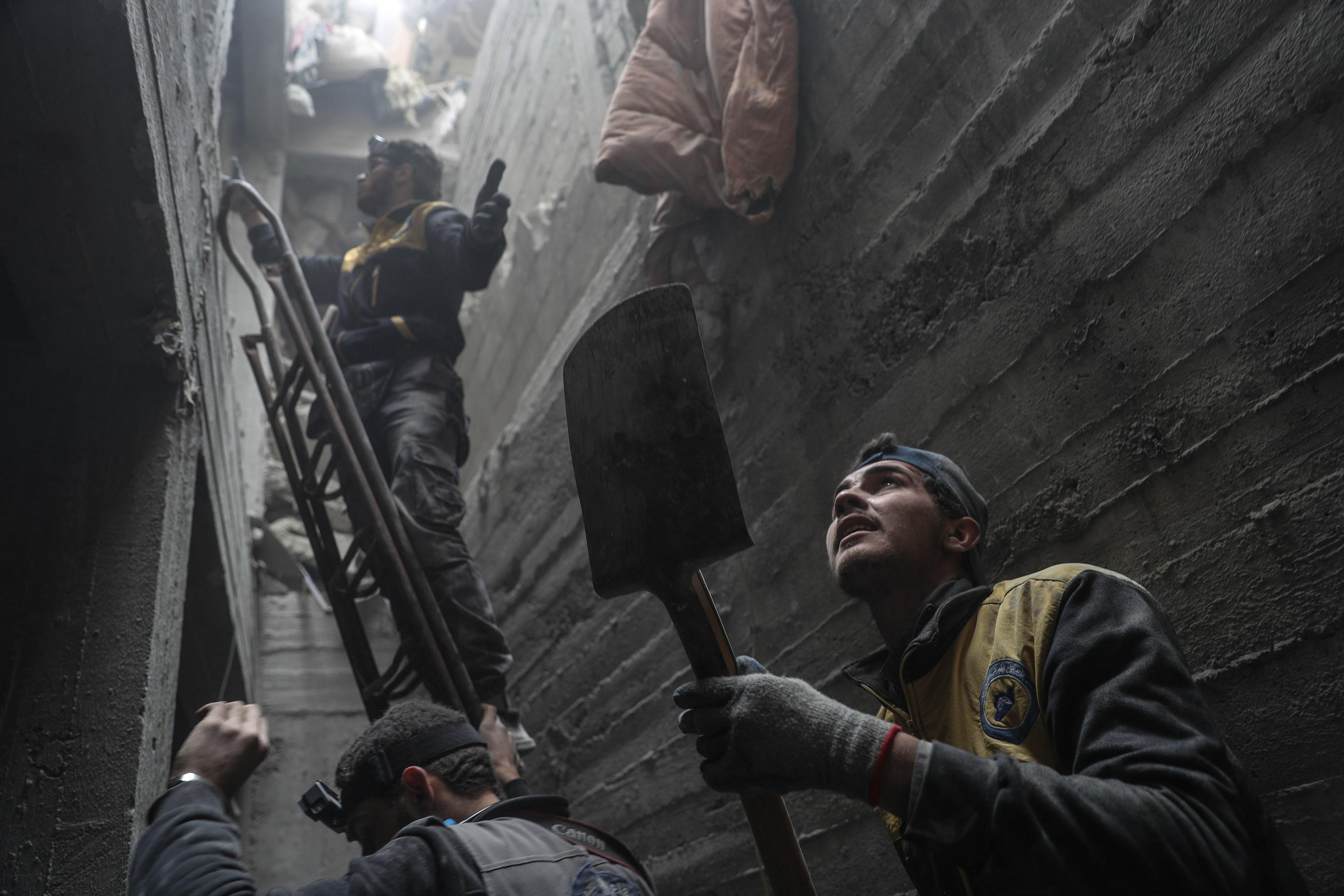 Tra le persone impegnate anche i volontari dell'associazione umanitaria White Helmets Tra le persone impegnate anche i volontari dell'associazione umanitaria White Helmets