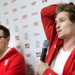 Iouri Podladtchikov, snowboarder della Svizzera, reagisce vicino a Sacha Giger, responsabile del team Swiss Snowboard, durante una conferenza stampa prima dell'apertura dei Giochi Olimpici