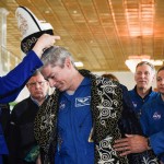 Al termine della conferenza stampa viene donato un tipico copricapo del Kazakistan all'astronauta statunitense Mark Vande Hei Al termine della conferenza stampa viene donato un tipico copricapo del Kazakistan all'astronauta statunitense Mark Vande Hei