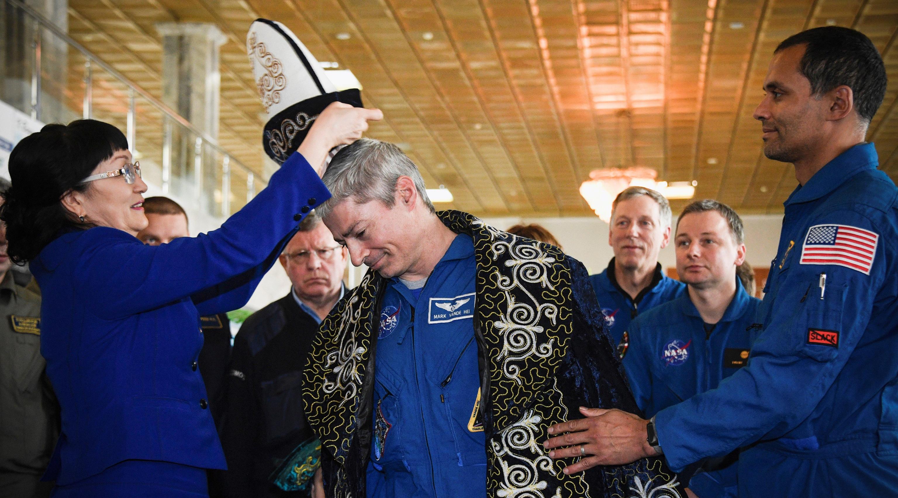 Al termine della conferenza stampa viene donato un tipico copricapo del Kazakistan all'astronauta statunitense Mark Vande Hei Al termine della conferenza stampa viene donato un tipico copricapo del Kazakistan all'astronauta statunitense Mark Vande Hei
