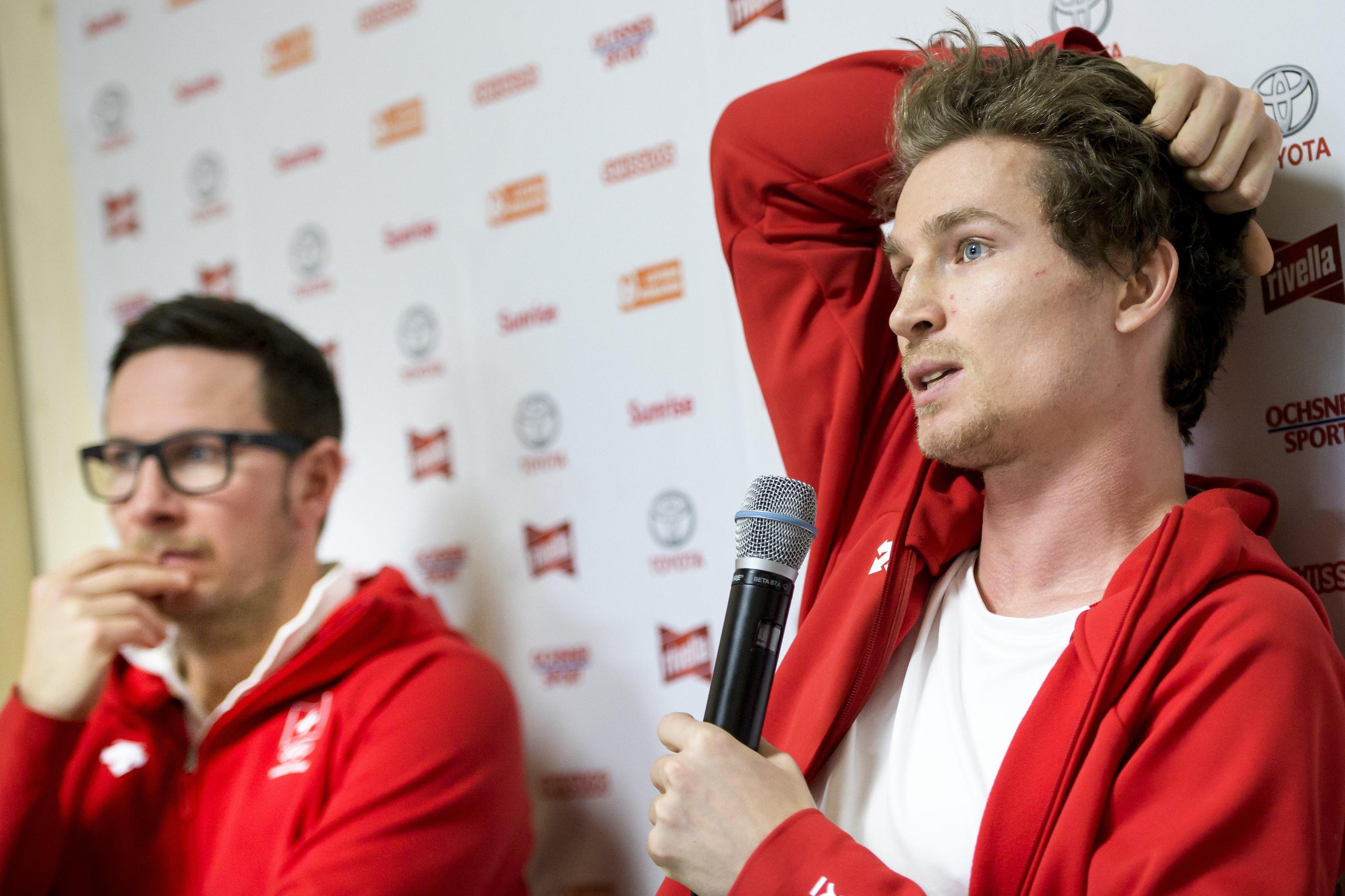 Iouri Podladtchikov, snowboarder della Svizzera, reagisce vicino a Sacha Giger, responsabile del team Swiss Snowboard, durante una conferenza stampa prima dell'apertura dei Giochi Olimpici