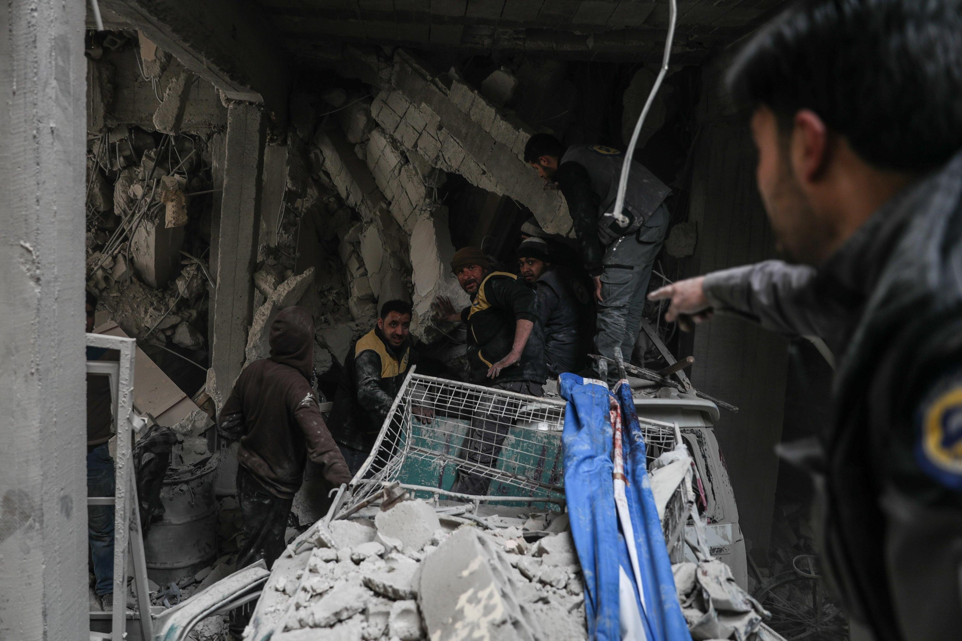 Spesso raggiungere i feriti intrappolati tra i detriti è quasi impossibile, soprattutto a causa dei nuovi bombardamenti Spesso raggiungere i feriti intrappolati tra i detriti è quasi impossibile, soprattutto a causa dei nuovi bombardamenti