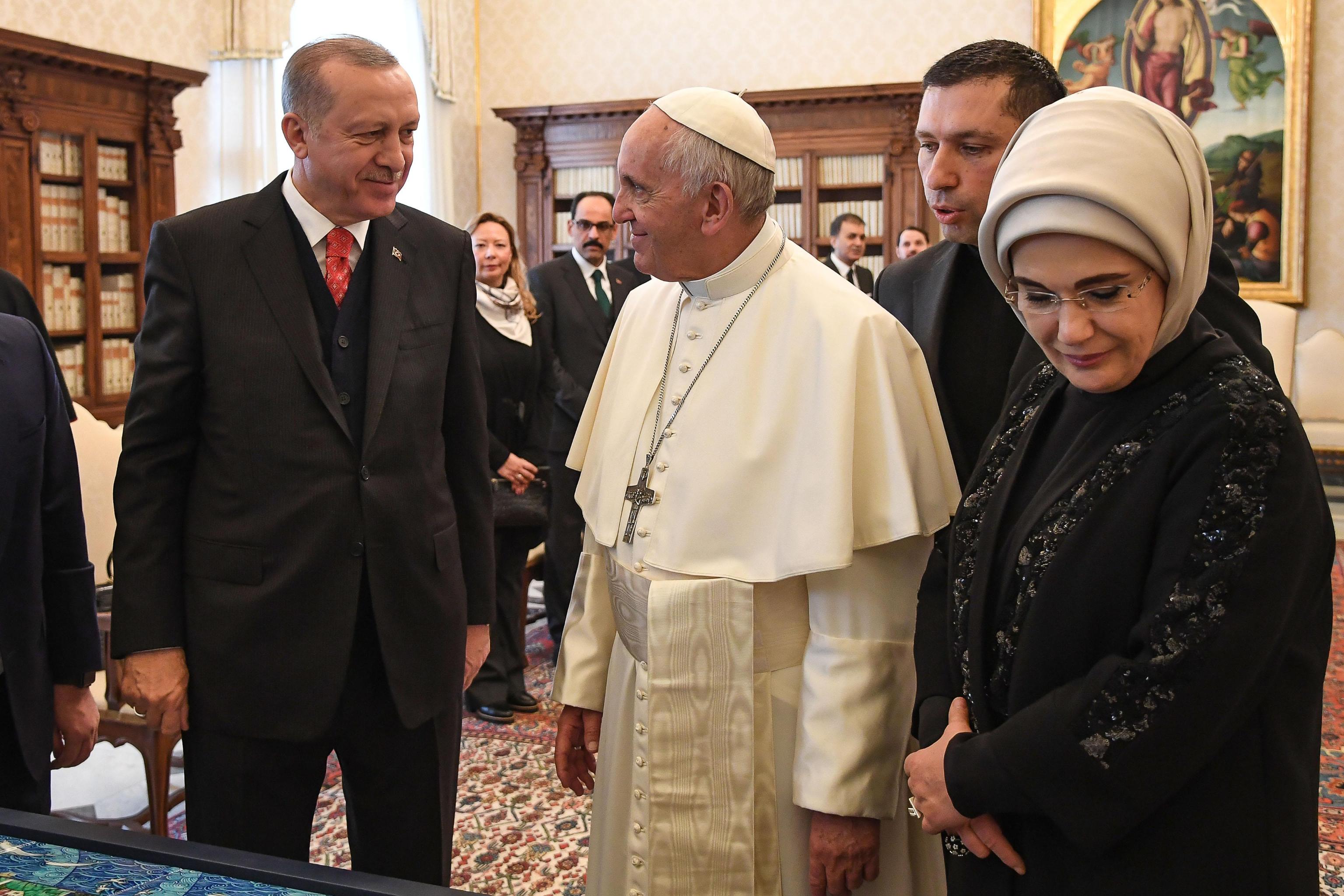 Sorrisi tra i due leader dopo l’incontro privato