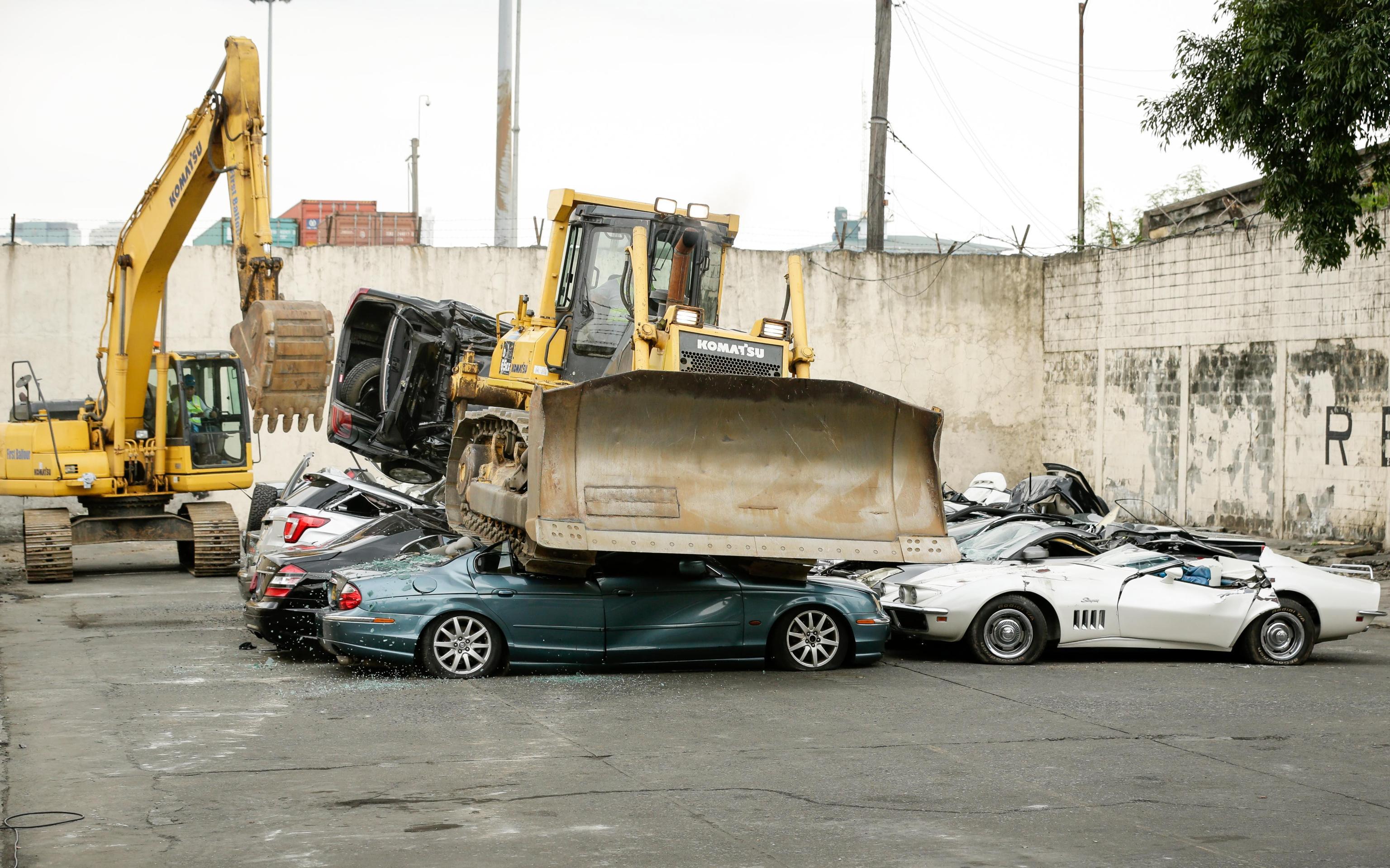 Il 116mo anniversario viene festeggiato con due bulldozer...