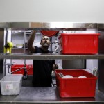 Awet Hagos, richiedente asilo eritreo, mentre lavora in una caffetteria a Tel Aviv