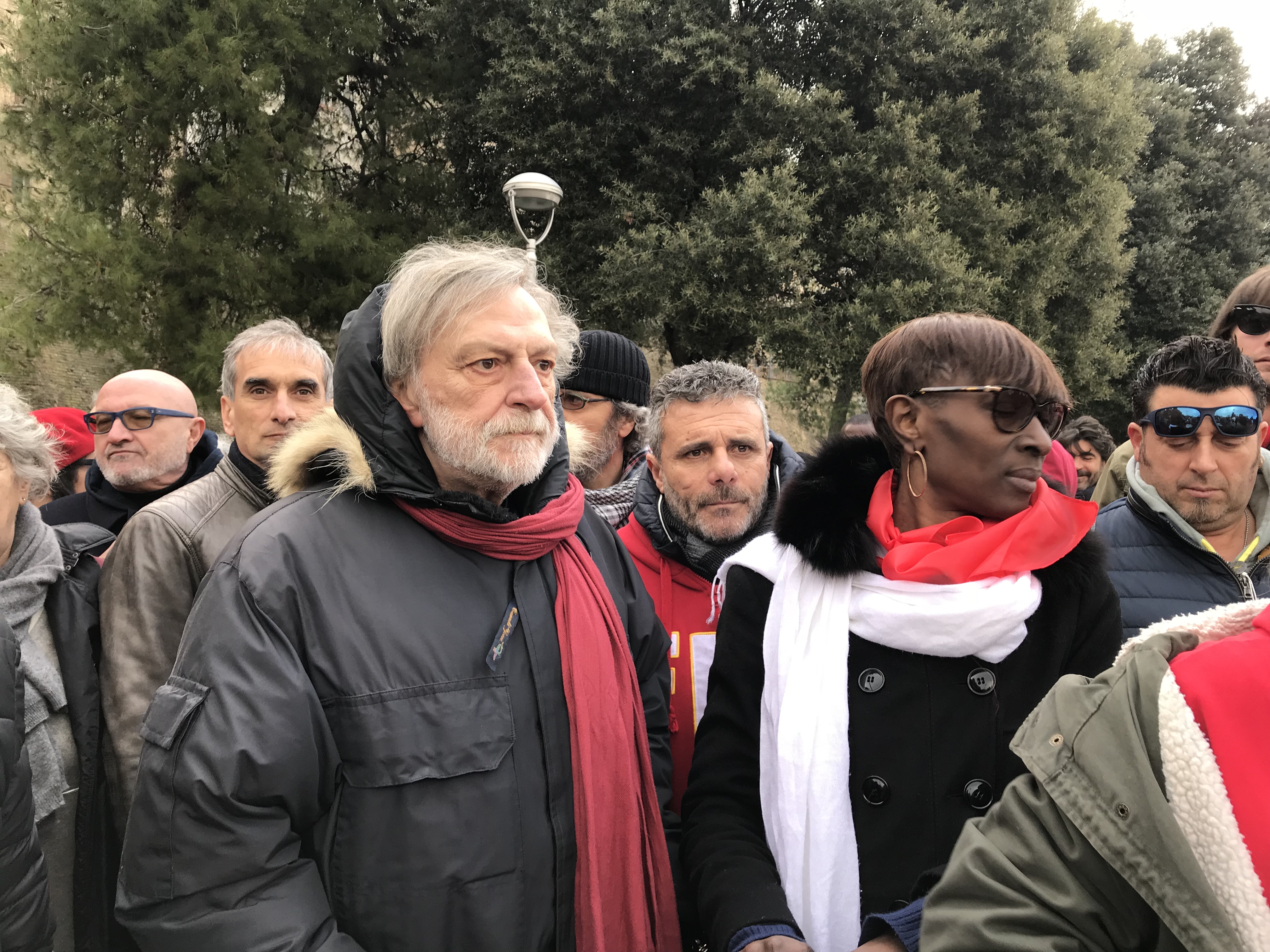 Tra i partecipanti anche il fondatore di Emergency, Gino Strada