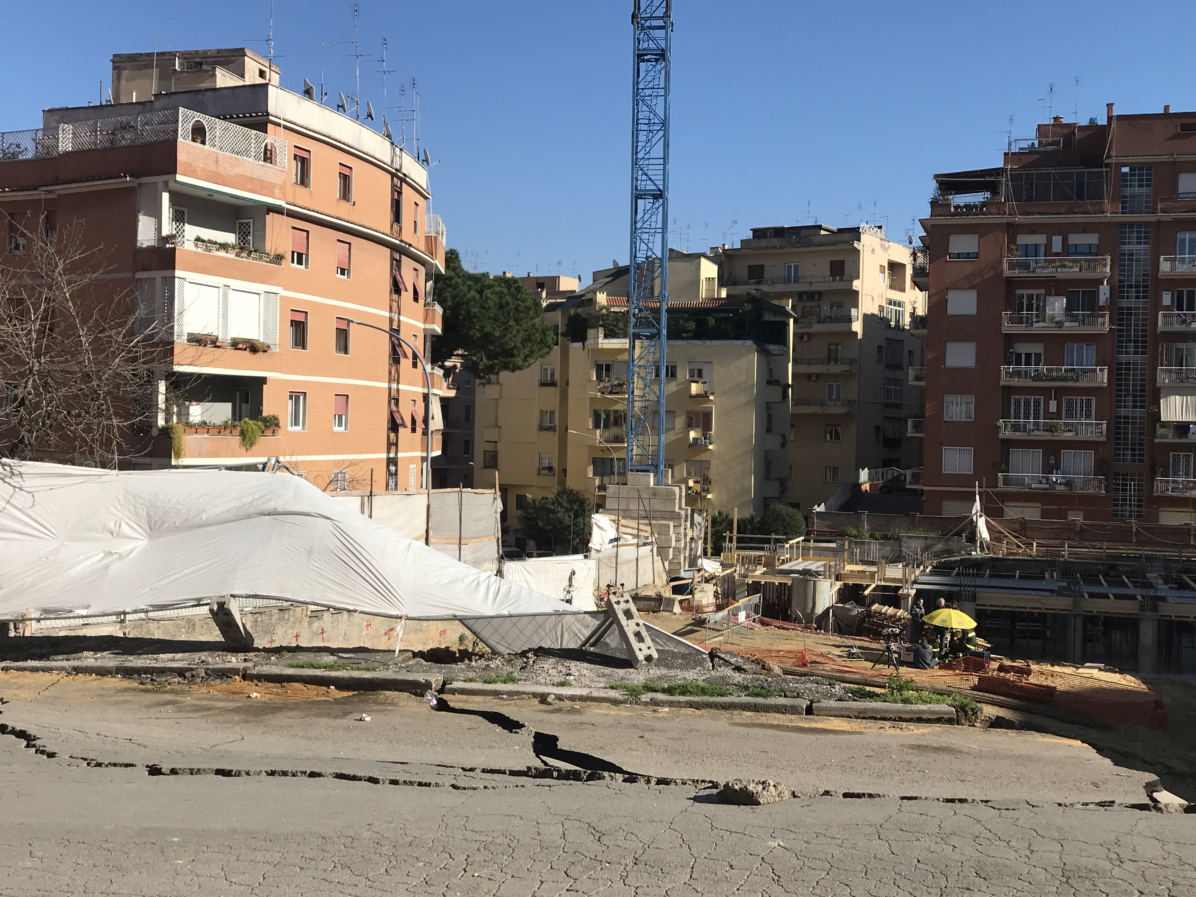 I segni del cedimento della strada a ridosso del cantiere