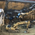 Le macchine parcheggiate sul ciglio della strada sono precipitate dopo il crollo del parapetto