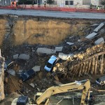 Le automobile inghiottite a seguito del crollo del parapetto