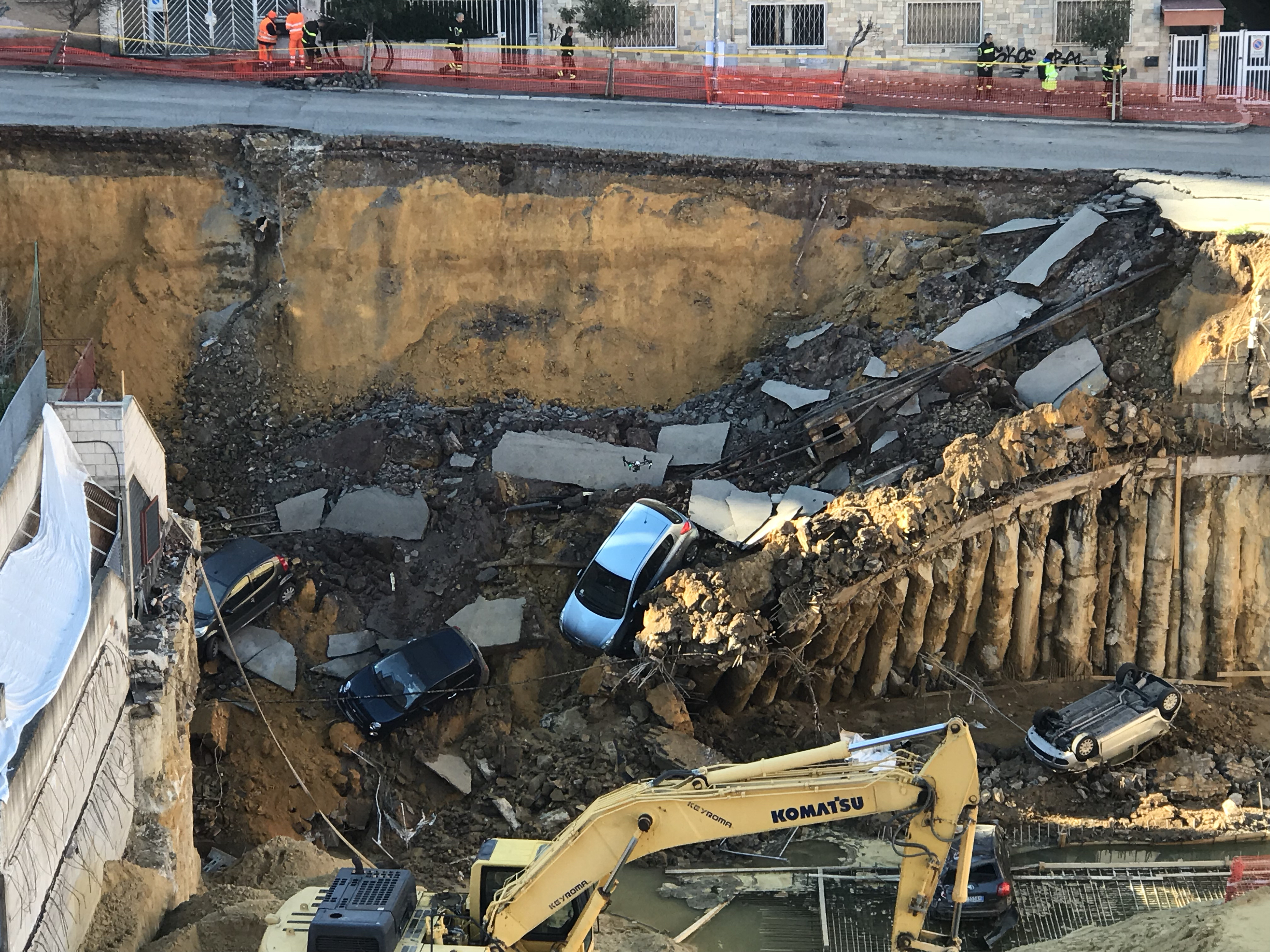 Le automobile inghiottite a seguito del crollo del parapetto