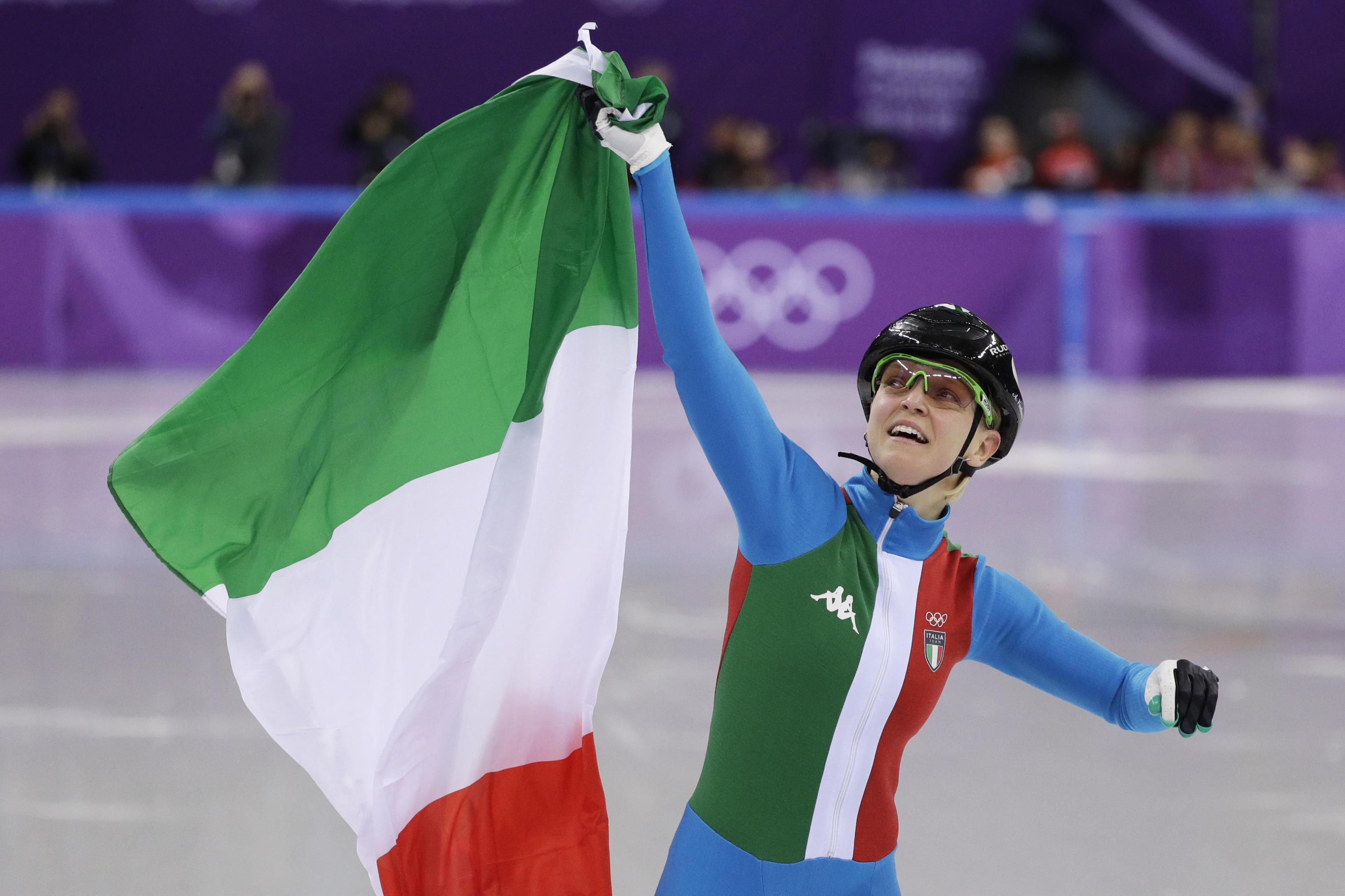 Arianna Fontana vince l'oro nella prova di pattinaggio short track 500 metri femminile Arianna Fontana vince l'oro nella prova di pattinaggio short track 500 metri femminile