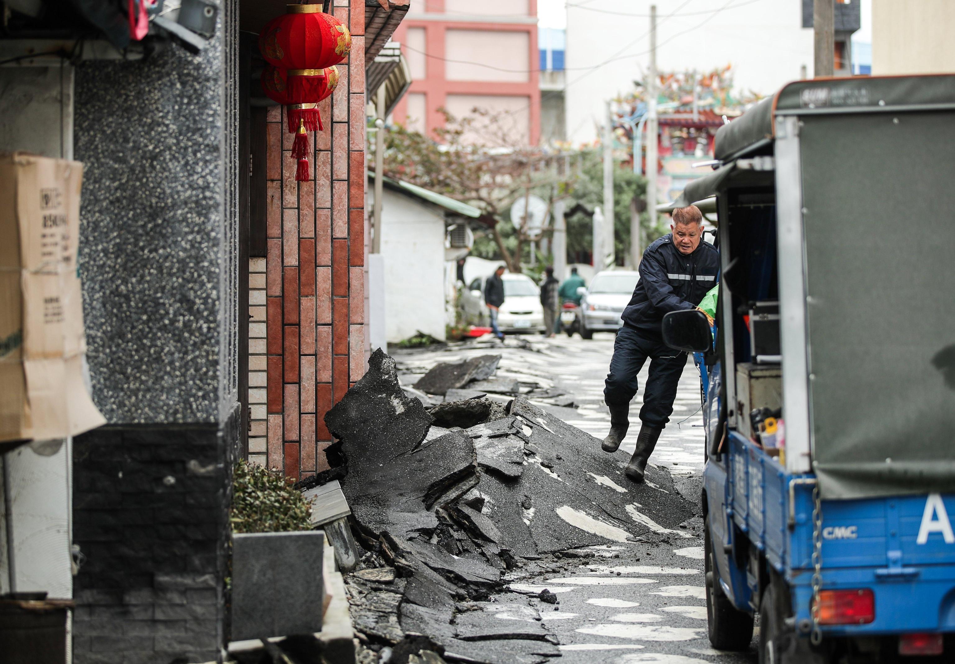 L'asfalto distrutto delle strade di Taiwan