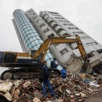 I mezzi all'opera per spostare le macerie degli edifici crollati