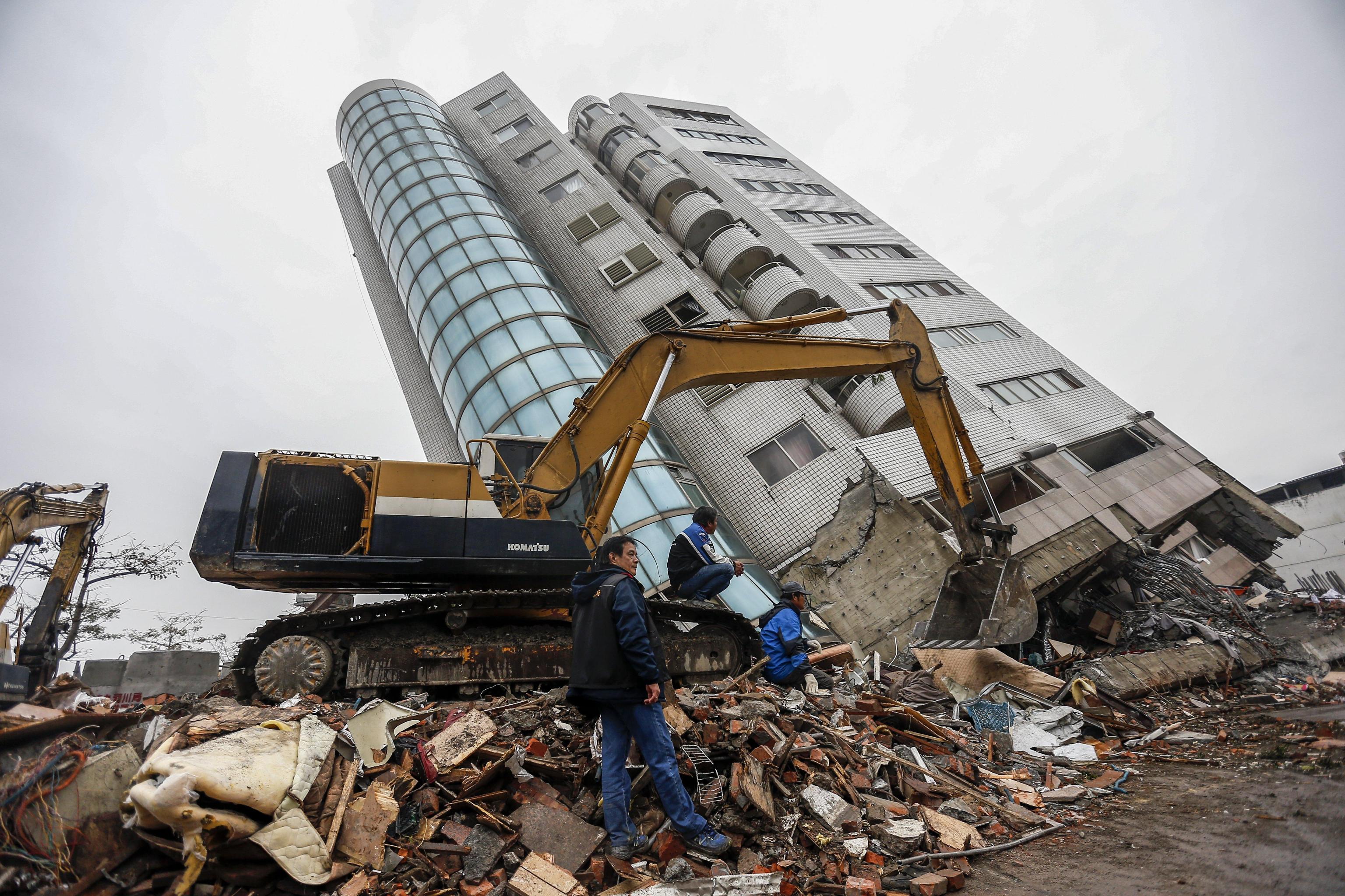 I mezzi all'opera per spostare le macerie degli edifici crollati