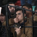 Giovane in attesa con il suo passaporto palestinese