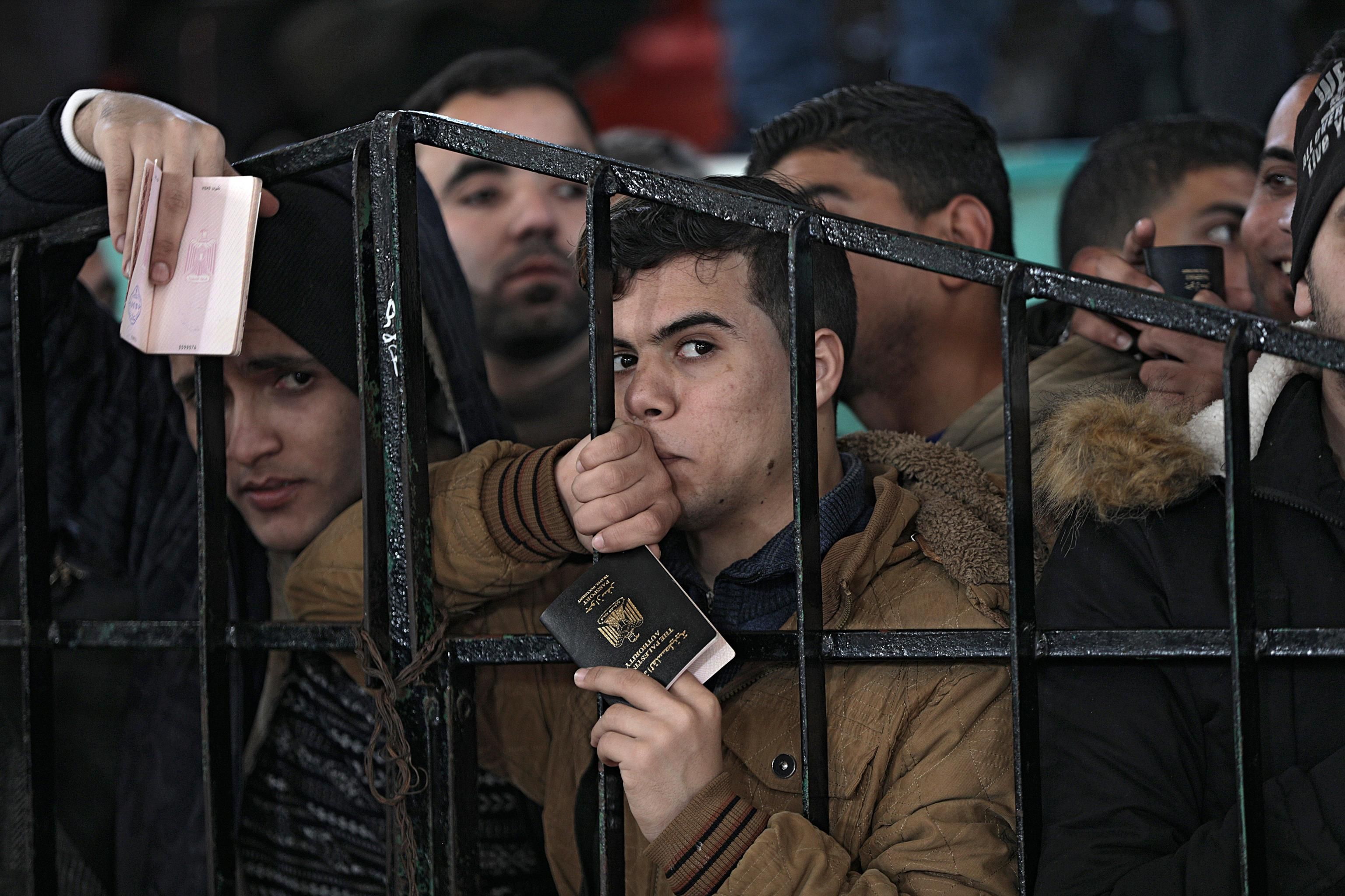 Giovane in attesa con il suo passaporto palestinese