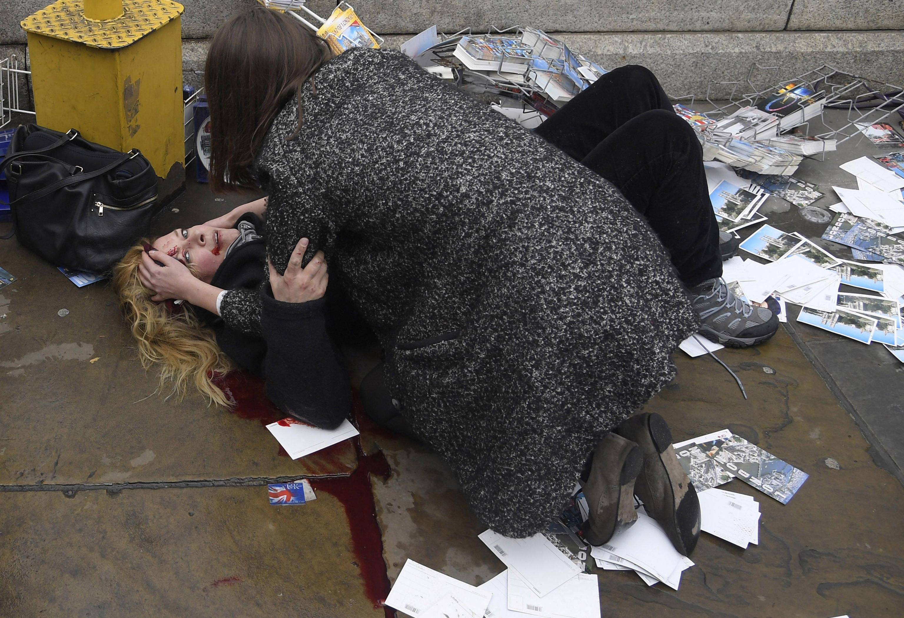 Una donna ferita durante l'attentato ai pedoni sul ponte di Westminster a Londra. Toby Melville per Reuters (22 marzo 2017)