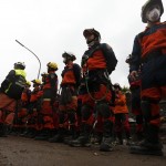 I soccorritori all'opera per salvare i superstiti