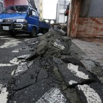 L'asfalto distrutto intorno alle abitazioni