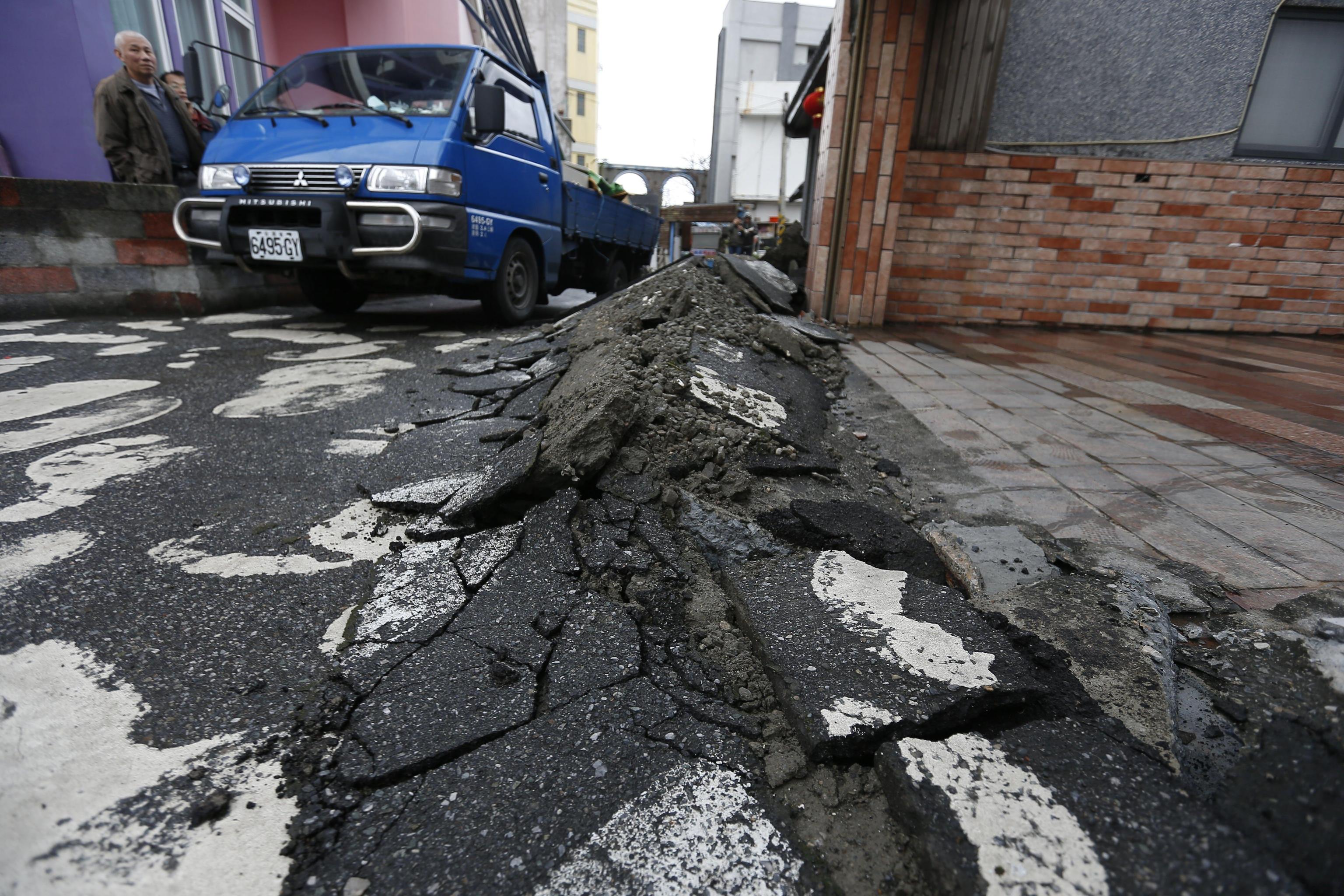 L'asfalto distrutto intorno alle abitazioni