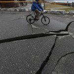 I bambini in bicicletta schivano l'asfalto distrutto
