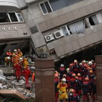 I soccorritori entrano negli edifici distrutti per salvare i superstiti