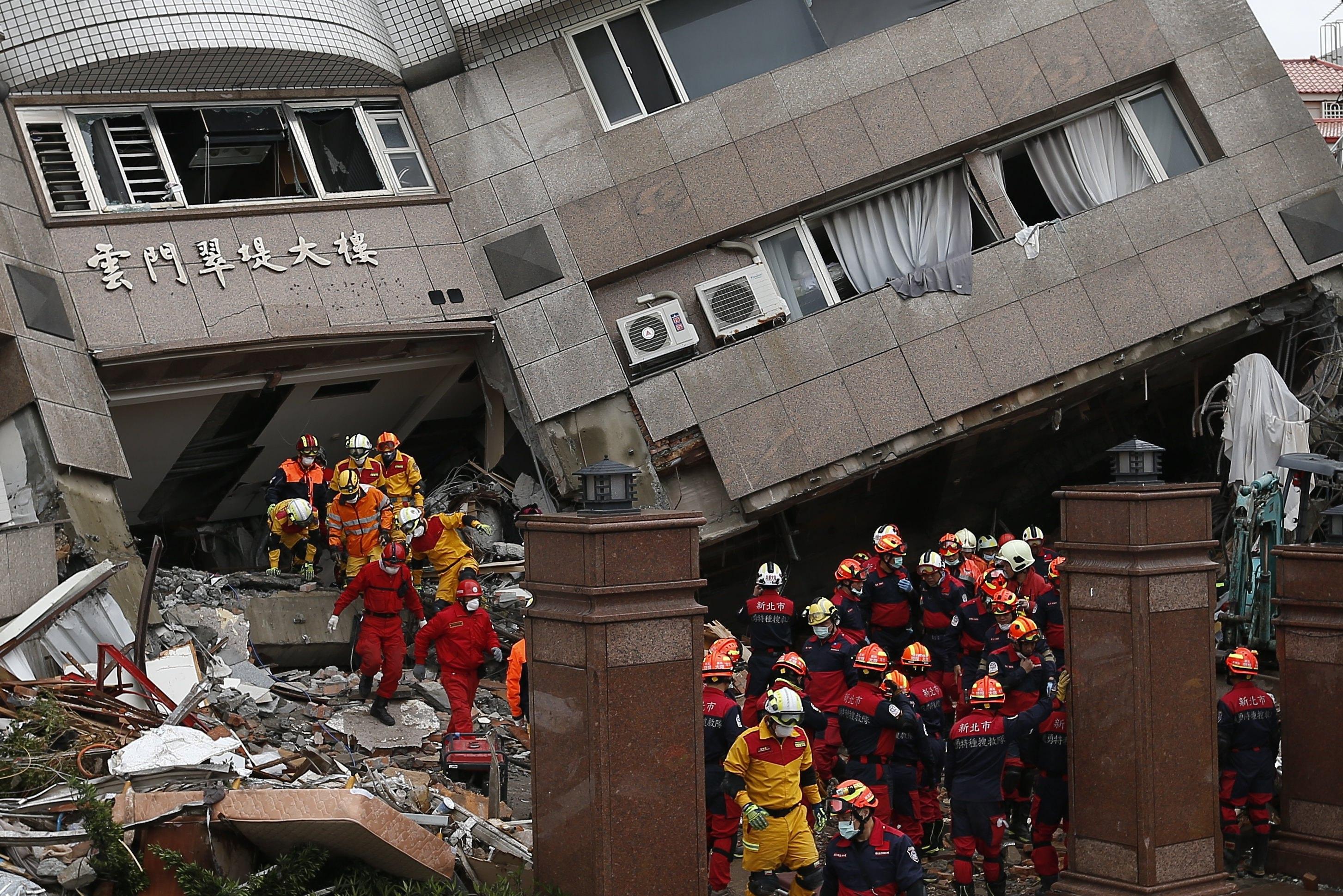 I soccorritori entrano negli edifici distrutti per salvare i superstiti