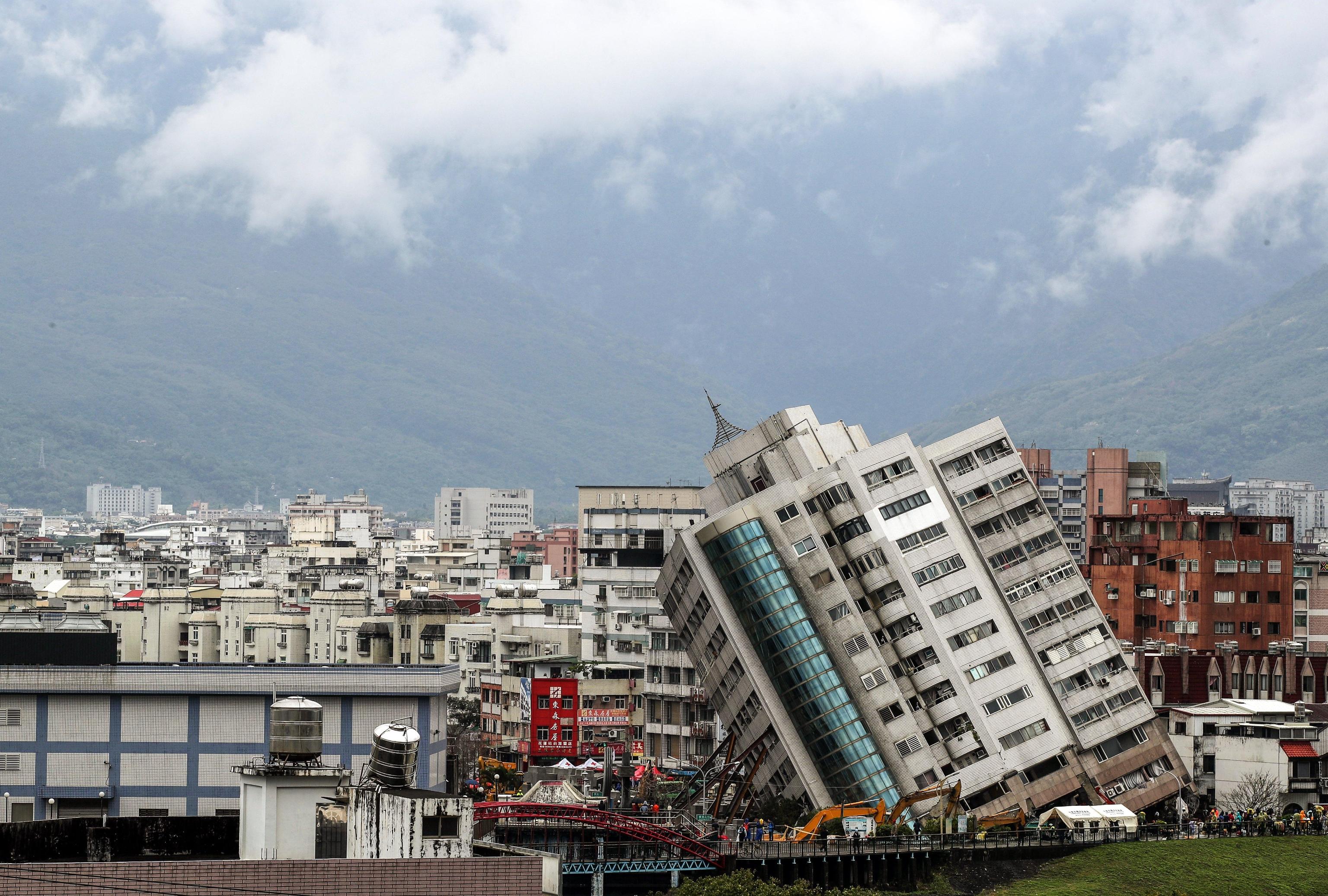Gli edifici distrutti dal terremoto che ha scosso Taiwan