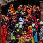 I vigili del fuoco e i soccorritori estraggono le prime vittime