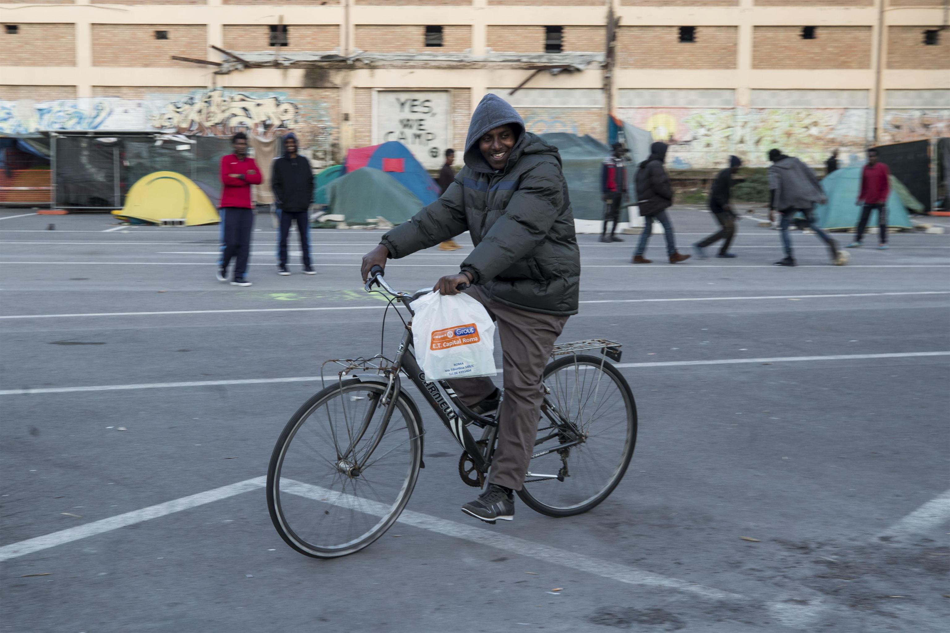 Un migrante nella tendopoli dell'ex Baobab Un migrante nella tendopoli dell'ex Baobab