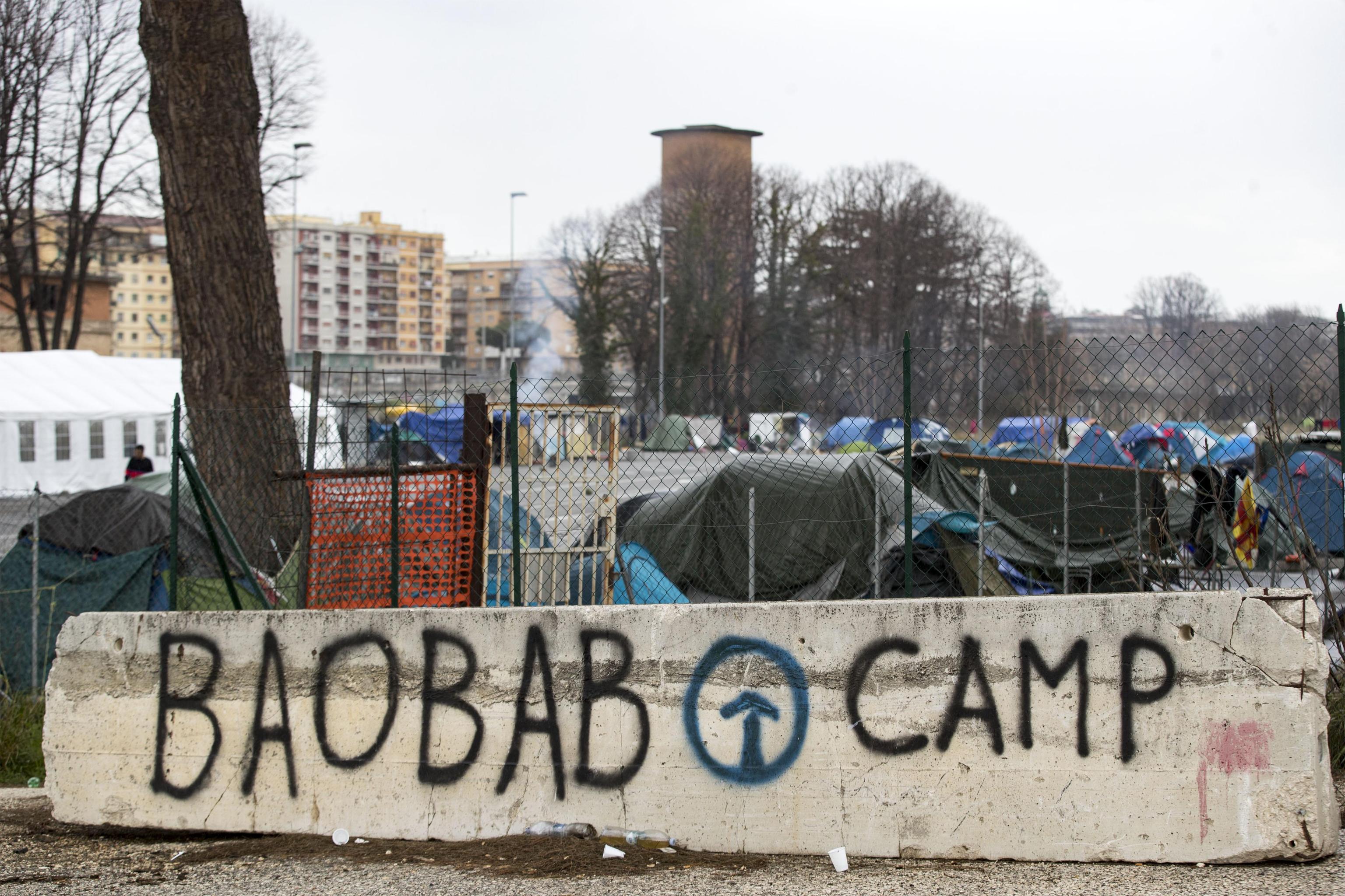 Migranti, tra gli ultimi dell'ex Baobab. La tendopoli sorta accanto alla stazione Tiburtina di Roma Migranti, tra gli ultimi dell'ex Baobab. La tendopoli sorta accanto alla stazione Tiburtina di Roma