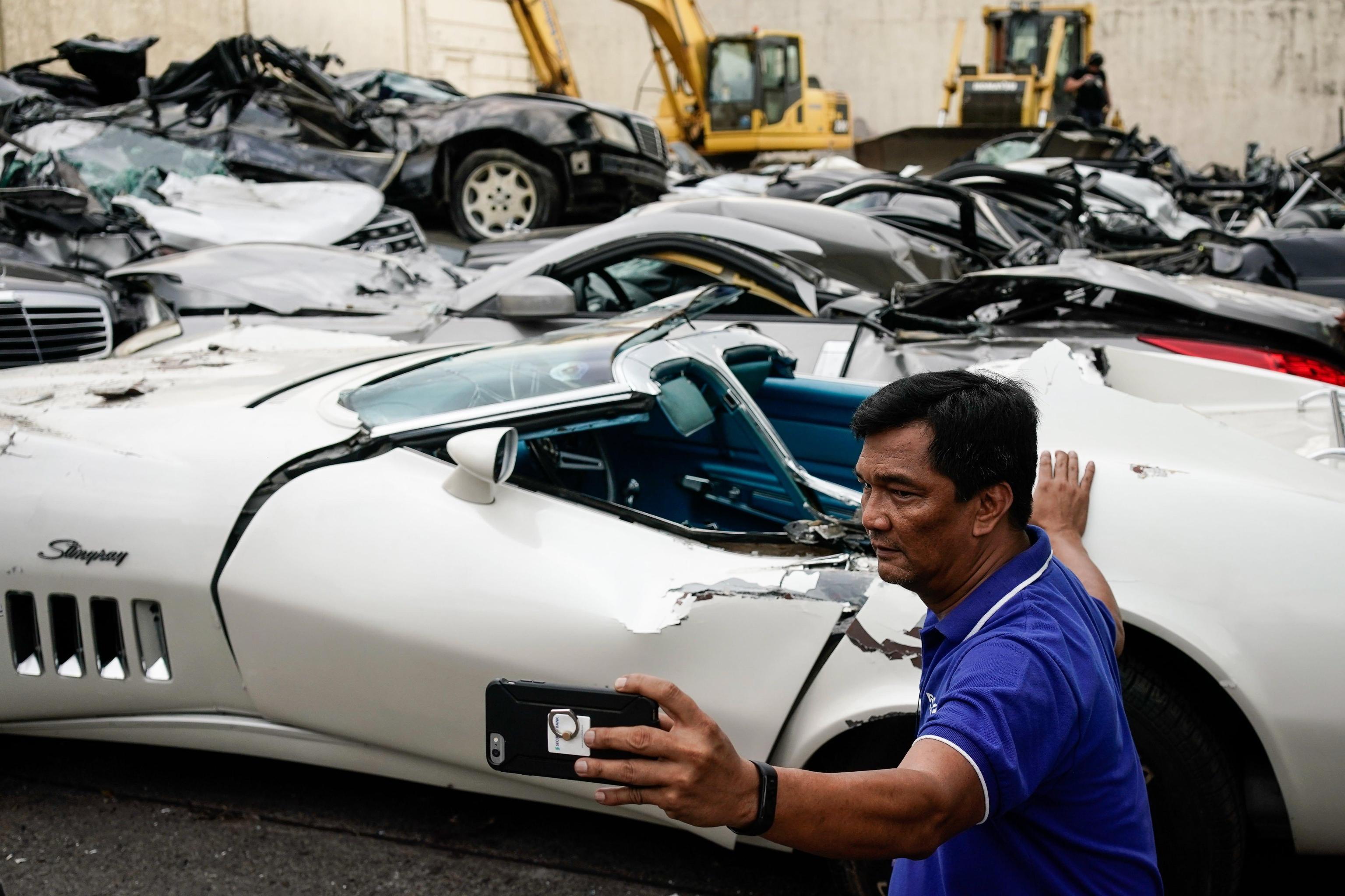 La Corvette Stingray dopo il "trattamento" del bulldozer.